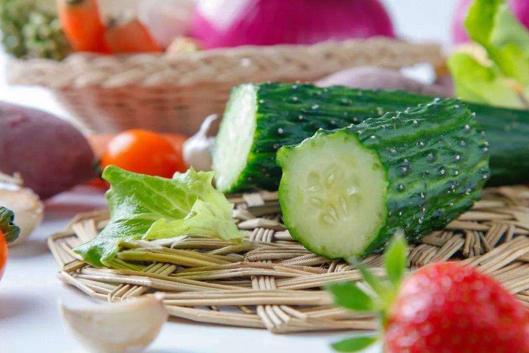 凉菜热菜餐桌该怎么摆,夏季开胃爽口凉菜黄瓜