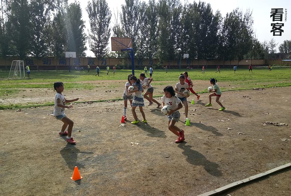 这支秘密发展的乡村足球队，拼命的令人肃然起敬