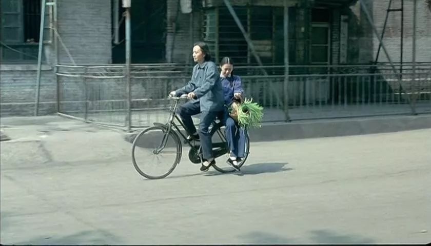 地位与张艺谋不相上下，他第一次做导演，扯掉了理想主义的遮羞布
