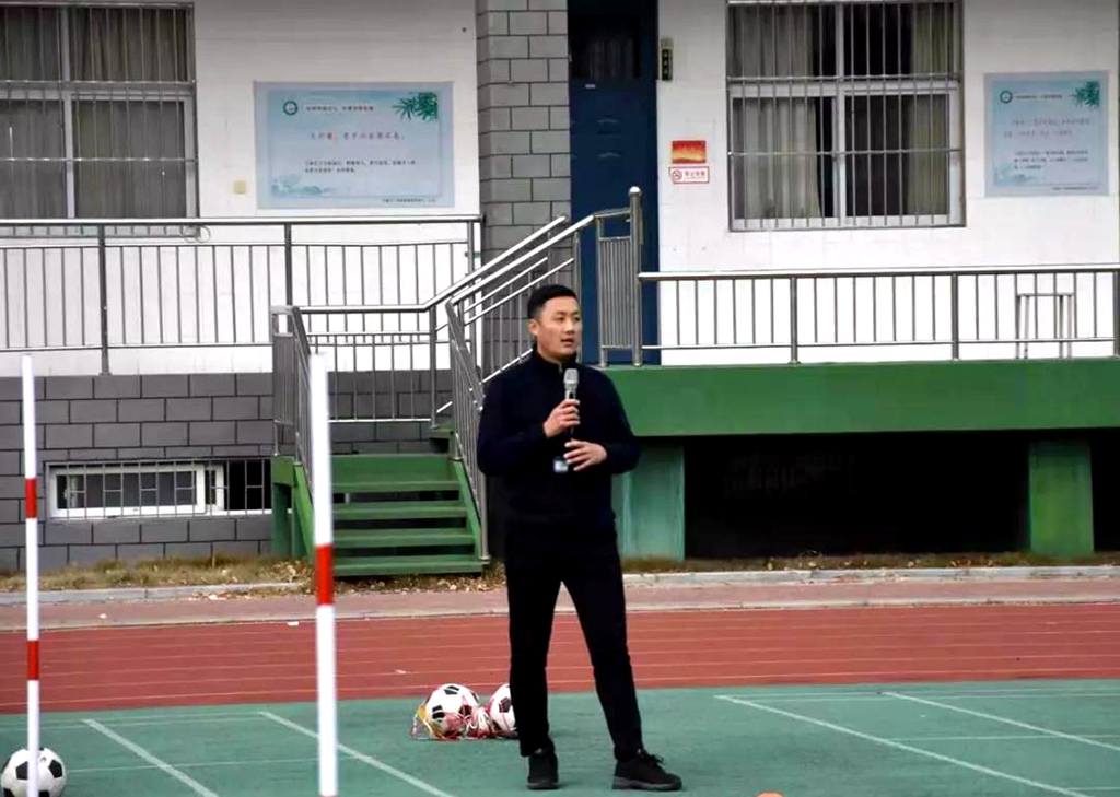 团结协作足球,小学足球绕杆考评