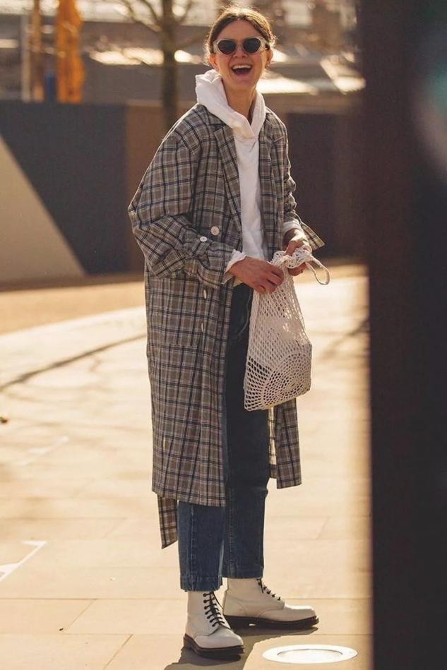 女生什么颜色的大衣显瘦还显白,驼色和深灰色毛呢大衣哪个显白