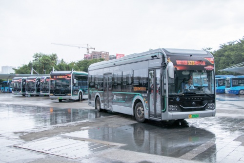 东莞松山湖智能网联巴士可借还街电充电宝，创新服务便利广大市民