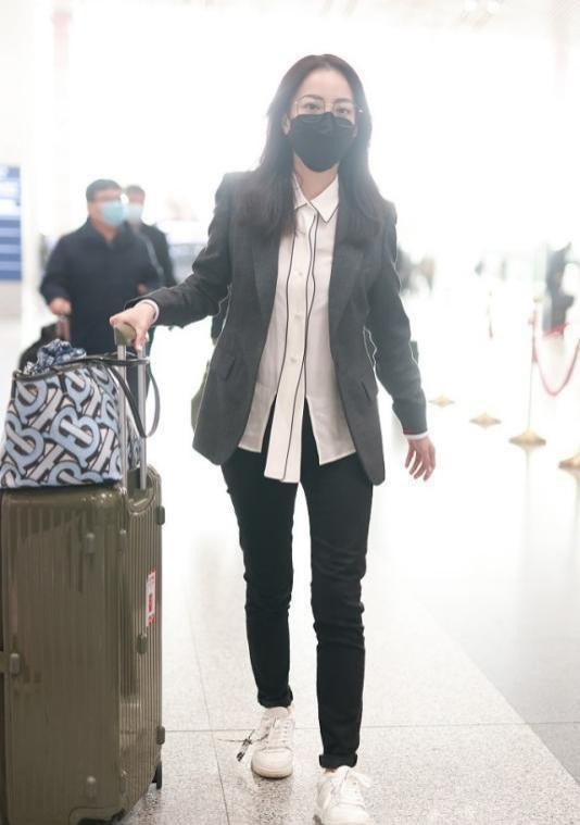 霍汶希穿绿色西装外套,霍汶希机场西装穿搭