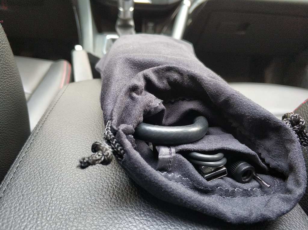 米家推出首款可以给汽车轮胎打气的设备，体积只有一个手机那么大