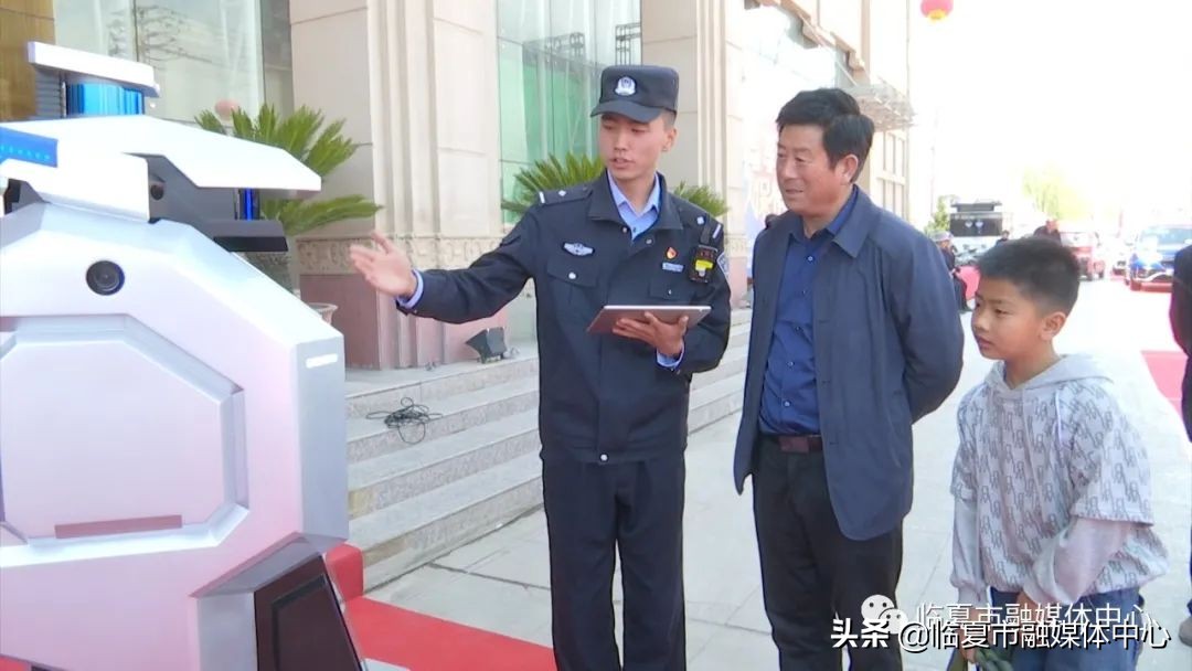 警用巡逻机器人亮相河州会展中心高科技助力牡丹文化月安保工作