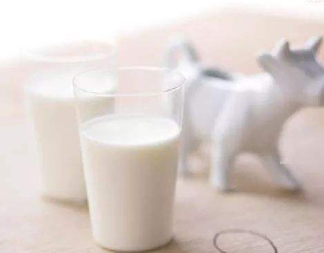 睡前喝牛奶冷知识,关于牛奶的知识