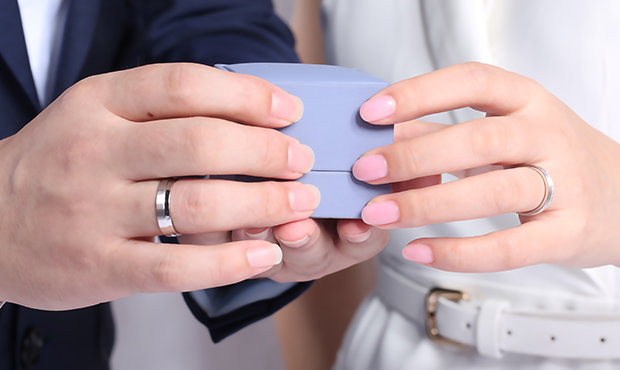 情侣戒指怎么戴戴哪个手指,情侣戒指该戴到哪个手指头