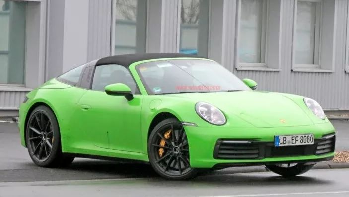 用保时捷911来存粮食，在瑞士连松鼠的生活品质都那么高