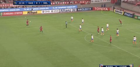 亚冠33岁老国脚再现世界级“磁铁脚”：现役国足能做到的真不多！