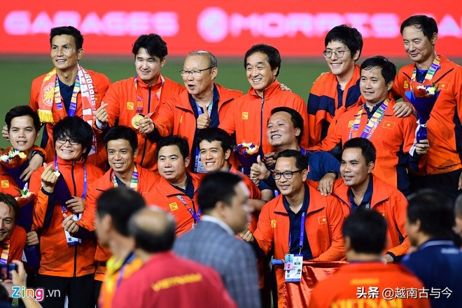 越南男足夺冠球迷上街庆祝,越南运动员夺冠