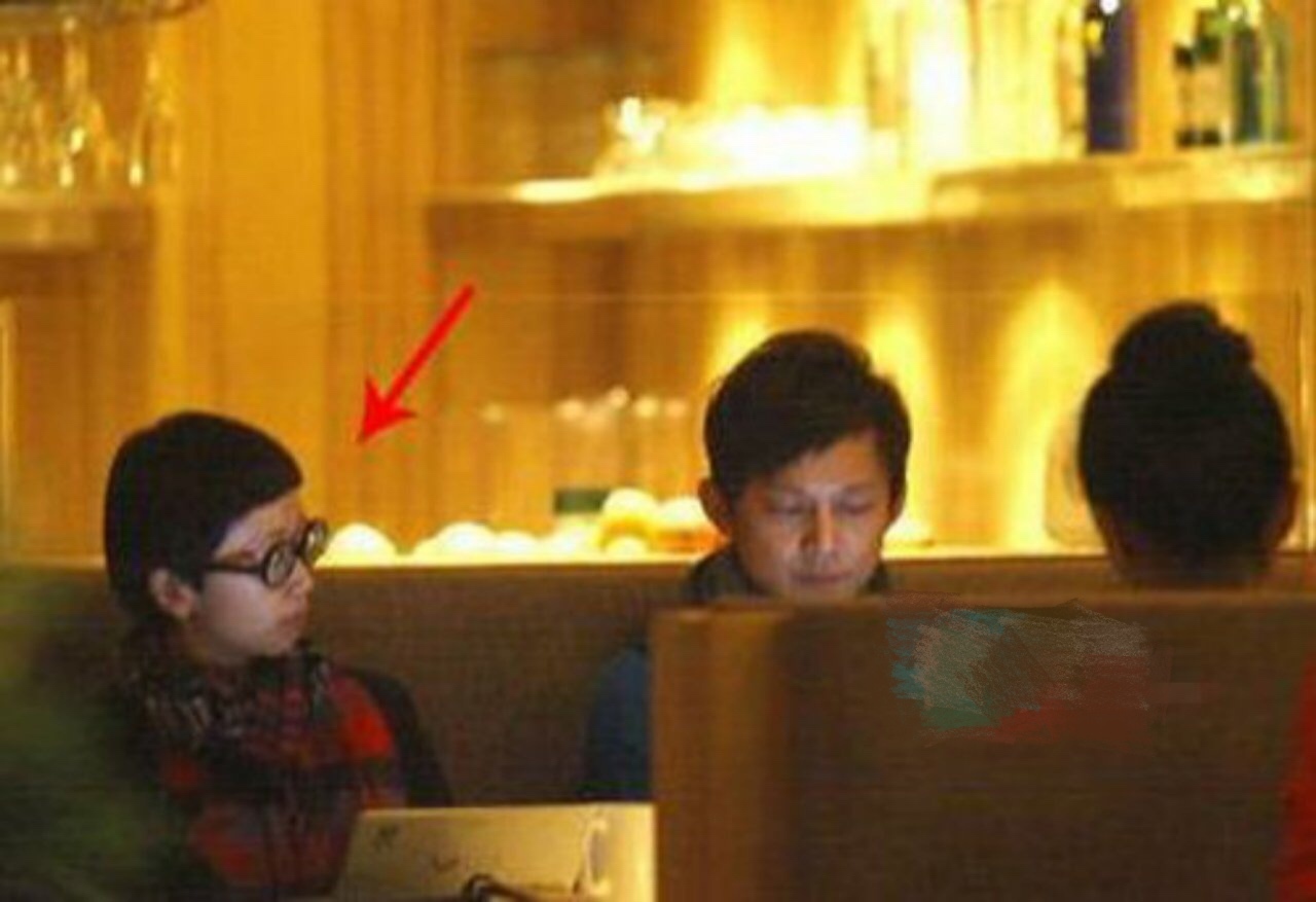 何炅自曝初恋当上“电灯泡”，青涩情谊变单恋，女主被疑是龙丹妮