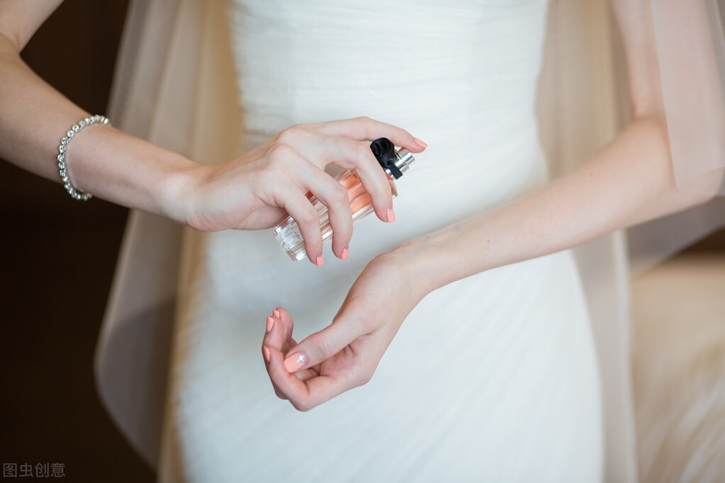 香水不适合喷身上,香水长时间喷有害吗