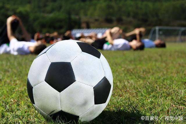 难得休息踢足球,难得有机会一起踢球