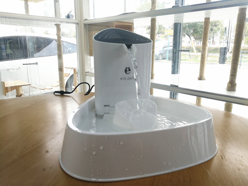 猫咪喝水自动饮水机,猫咪自动饮水机能让猫咪喝水