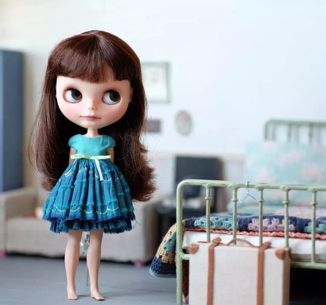 恨不能把她的芭比娃衣穿上自己身上......