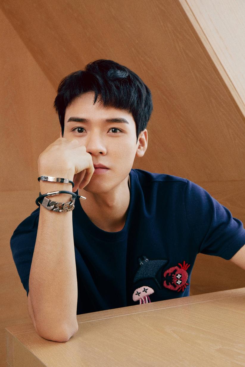 男生戴手饰也可以清爽又好看，学龚俊戴手饰又帅又酷