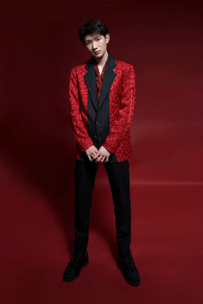 tfboys易烊千玺白衬衫,tfboys十周年易烊千玺穿搭