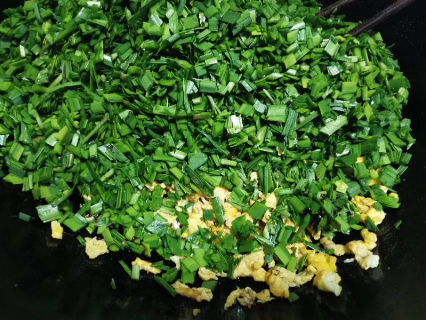 当韭菜邂逅黄豆芽，就变成了“黄鸟钻翠林”，居然是一道家常菜