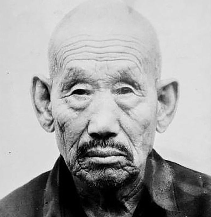 女儿收拾父亲遗物，发现一张“破烂奖状”，原来父亲是特等功臣