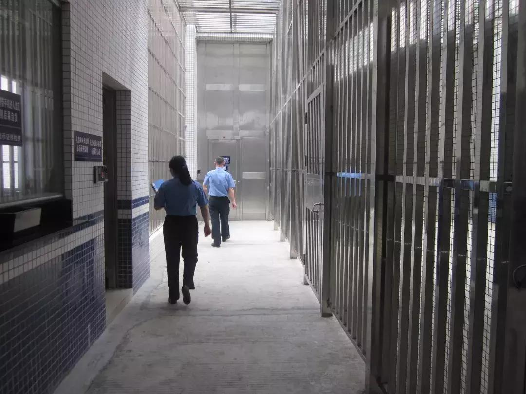 进入“高墙”内的世界，他们的一天工作开始了…