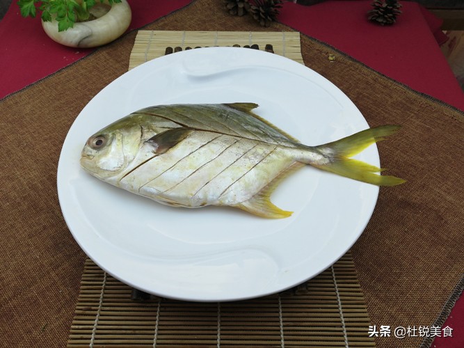 鲁菜熏鲳鱼最正宗的做法,鲳鱼浙江最正宗的做法