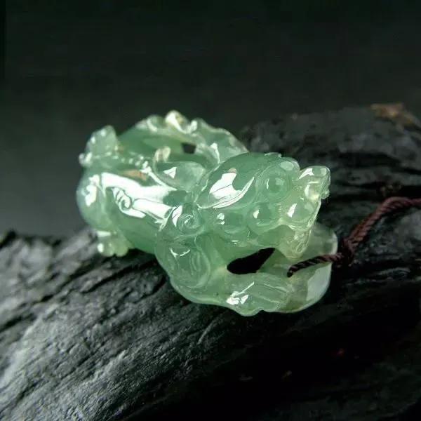 翡翠貔貅的寓意和佩戴技巧,翡翠貔貅戴什么链子