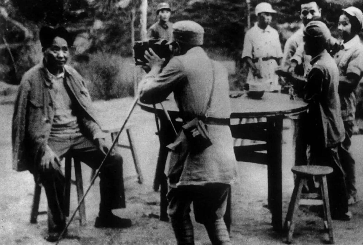 毛*东泽**生平的第三个座右铭，知道的人不多，是位革命先烈送他的诗