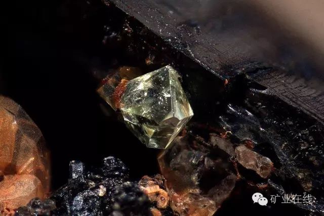 常见的矿物岩石有哪些,4种最常见于岩石里的矿物