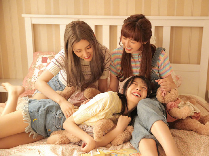 LOL解说小苍微博晒照，与骆歆Rita同框比美，网友：苍姐确实老了