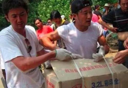 吴京零片酬助演汶川地震改编电影,吴京救灾真实照片