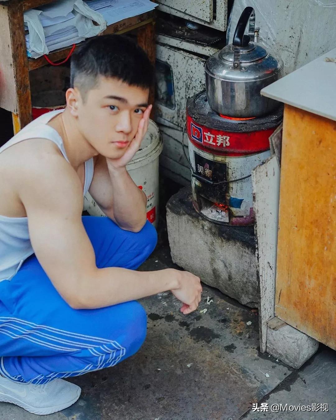 穿短裤比汪小菲还好看！奶凶腱子肉小狼狗，浴室照疯狂撩粉！