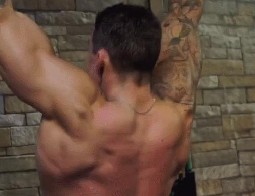 一对哑铃在家也能练出宽厚背部,只用引体怎么练出宽厚的背部