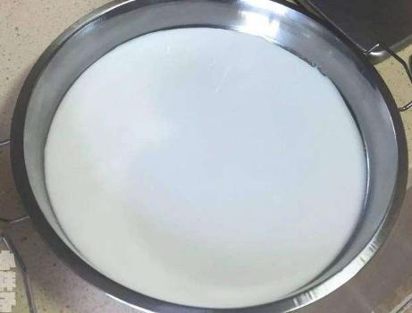 一碗面粉一碗水教你做凉皮,一碗面粉半碗淀粉两碗水做凉皮