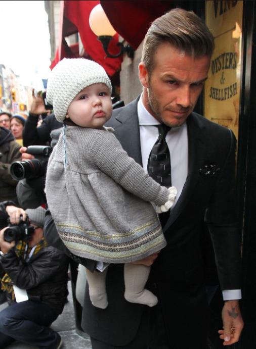 和女儿亲吻引争议，穿西装居然配拖鞋？大儿子的造型还被吐槽