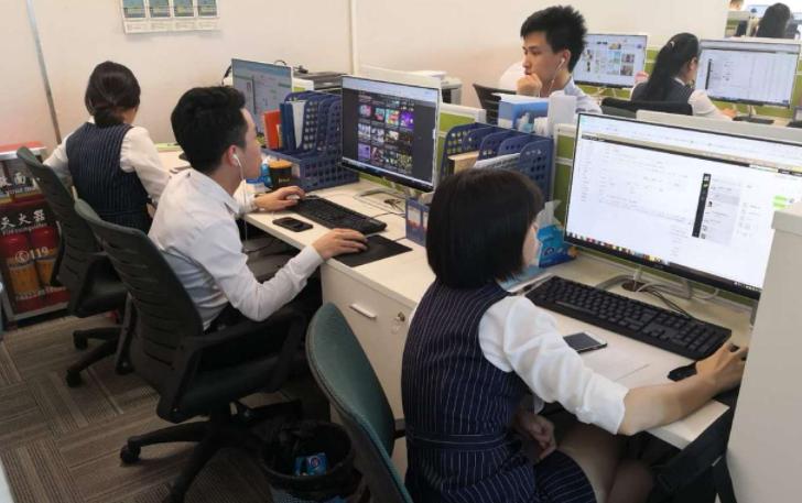 高校女生送快递,女生因没电脑被室友“嘲笑”