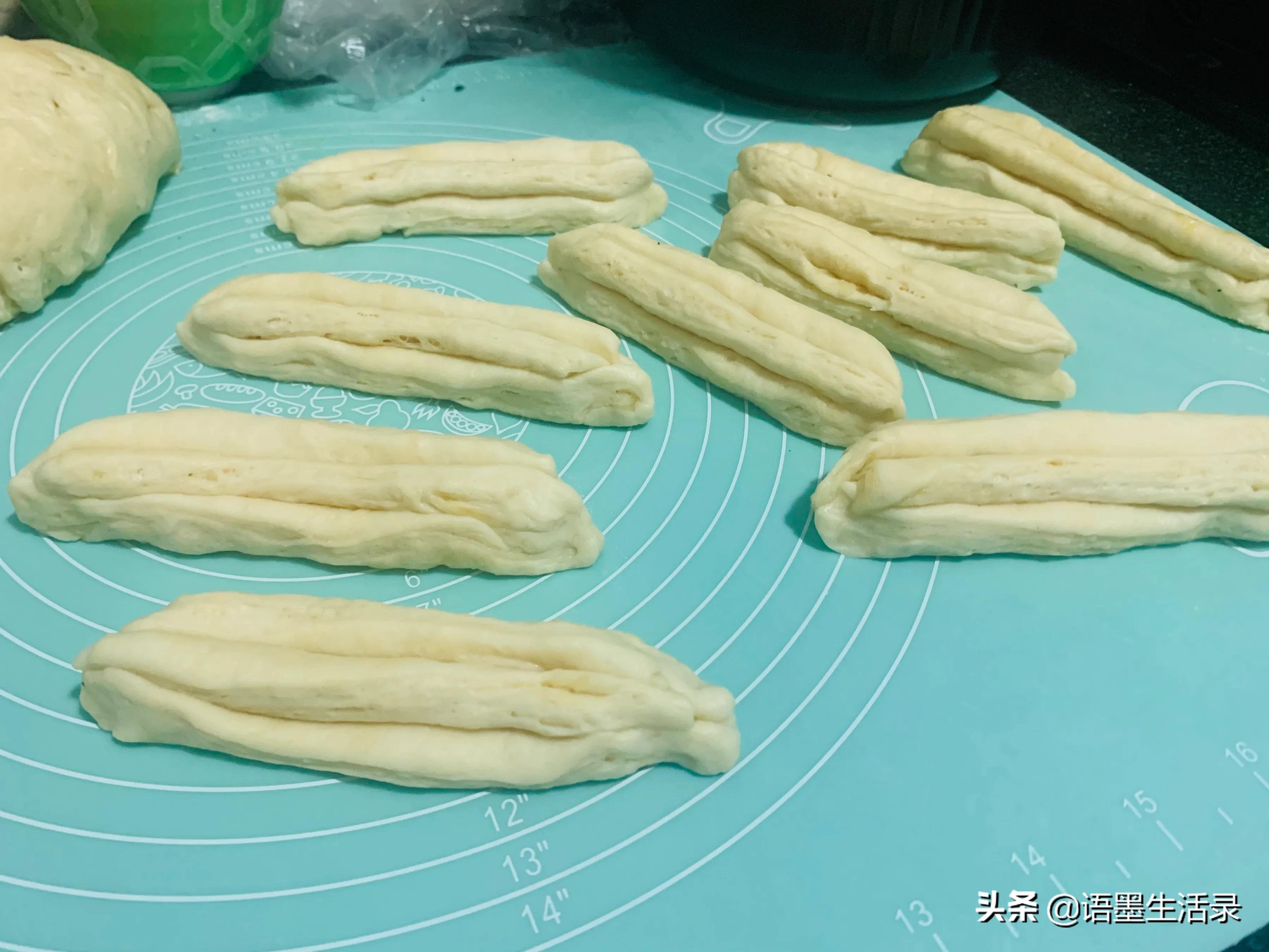 炸油条怎么和面才能蓬松酥脆,炸油条从和面到炸出油条的全过程