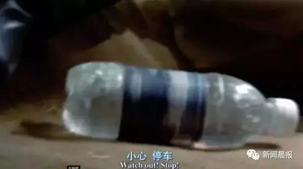 轿车突然失控撞飞俩居民，罪魁祸首是一罐可乐！网友：现实版《死神来了》