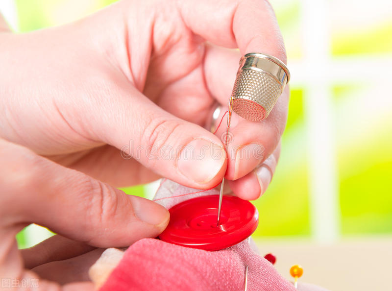 60岁阿姨被缝线针戳破膝盖，引发感染，住院治疗1个月