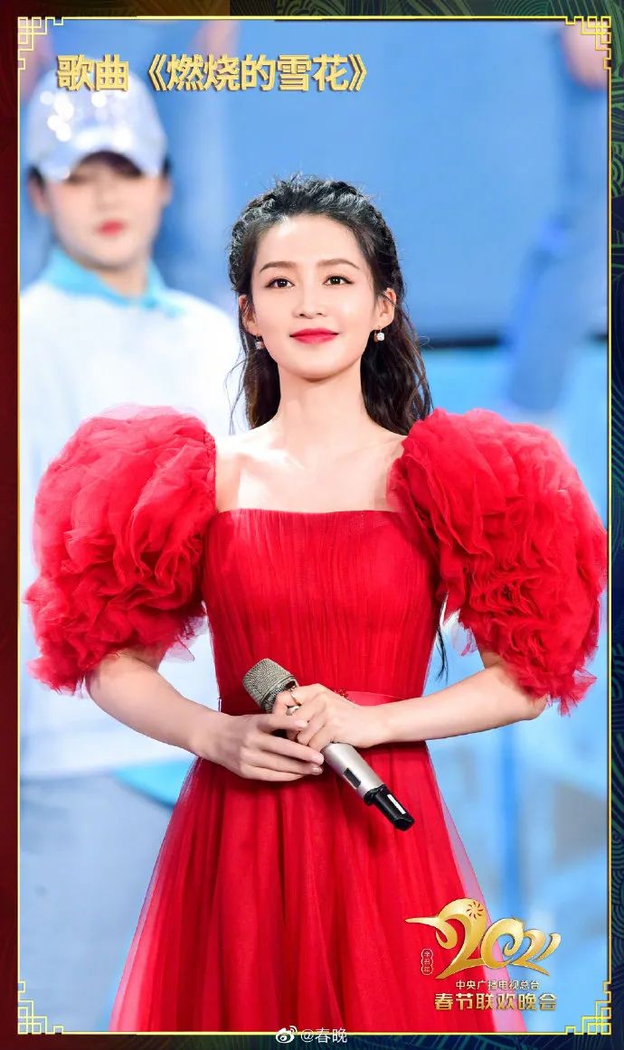 春晚时尚图鉴：热巴杨幂的红裙、王菲刷碗手套和董卿李思思的口红