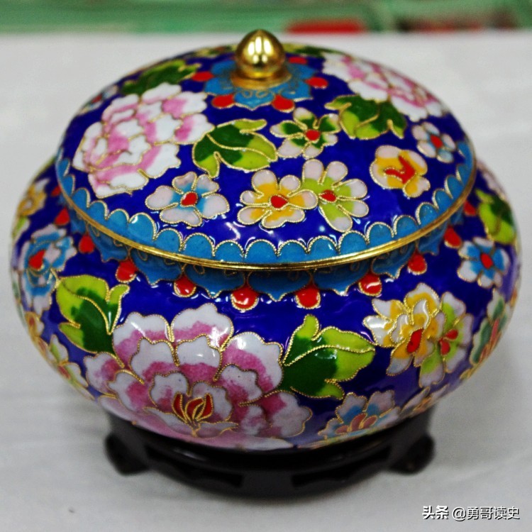 北京有哪三宝？景泰蓝，象牙雕，北京烤鸭呱呱叫