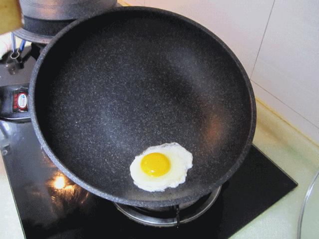 煎荷包蛋直接从中间放吗,煎荷包蛋时不要直接下锅煮