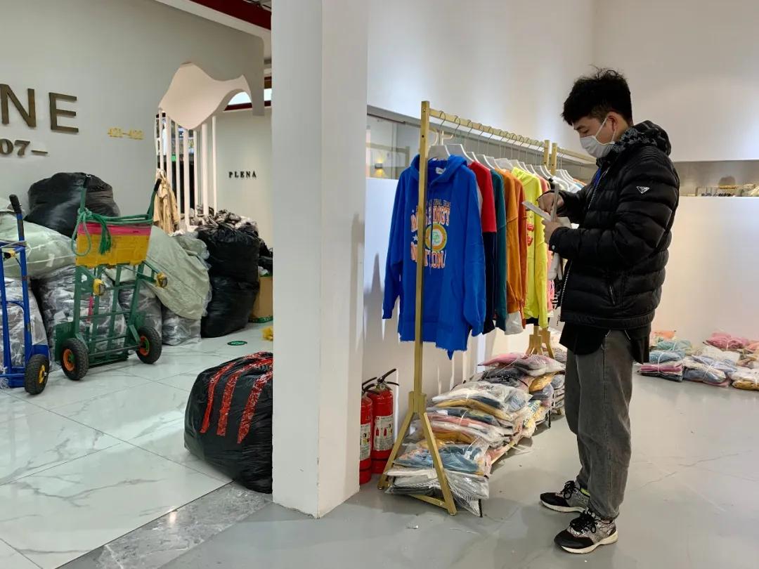 杭州四季青韩货店的“致命30天”：韩国生意暂停，一个月损失15万，靠直播救命