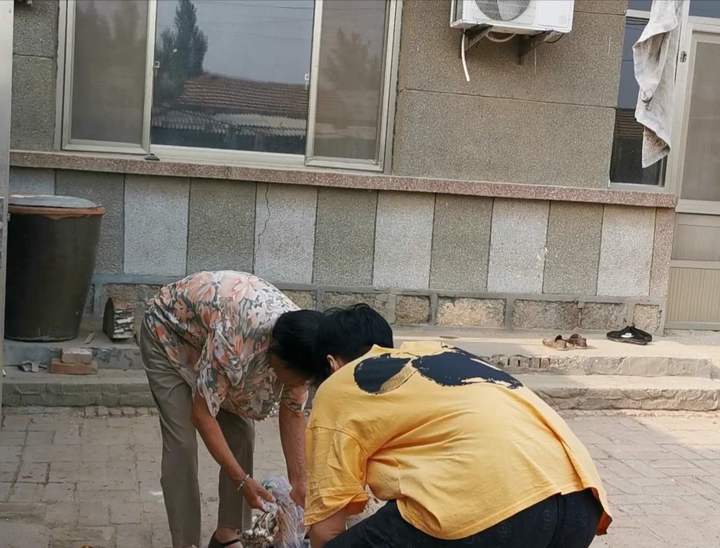 回老家陪爸爸妈妈一起过端午节,带着孩子回家陪他奶奶过端午节