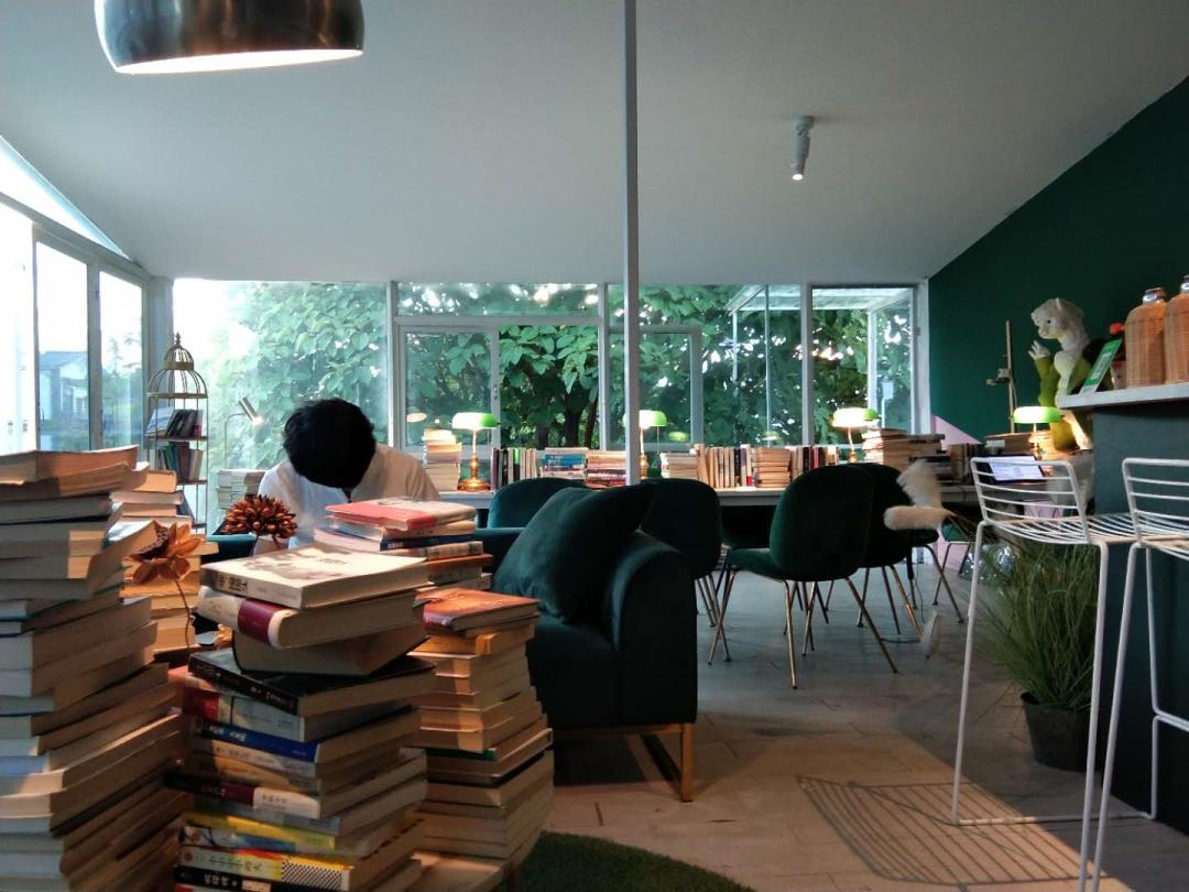 大理客栈月租百元，散步、读书、摆摊