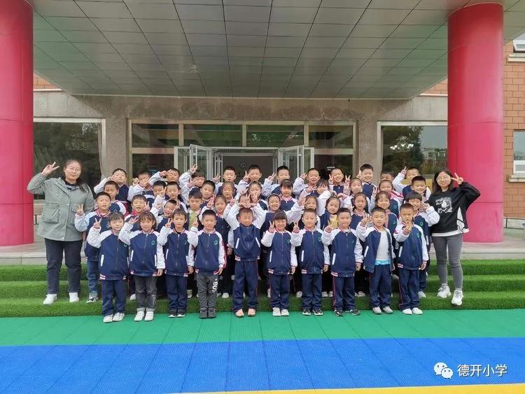 展礼仪风采做强国少年,学军人风采展少年英姿筑强国梦想