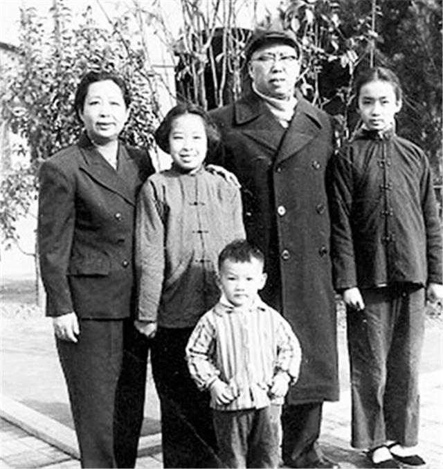 十大元帅中只有他上过大学，却因资历最浅受争议，主动降级被拒绝