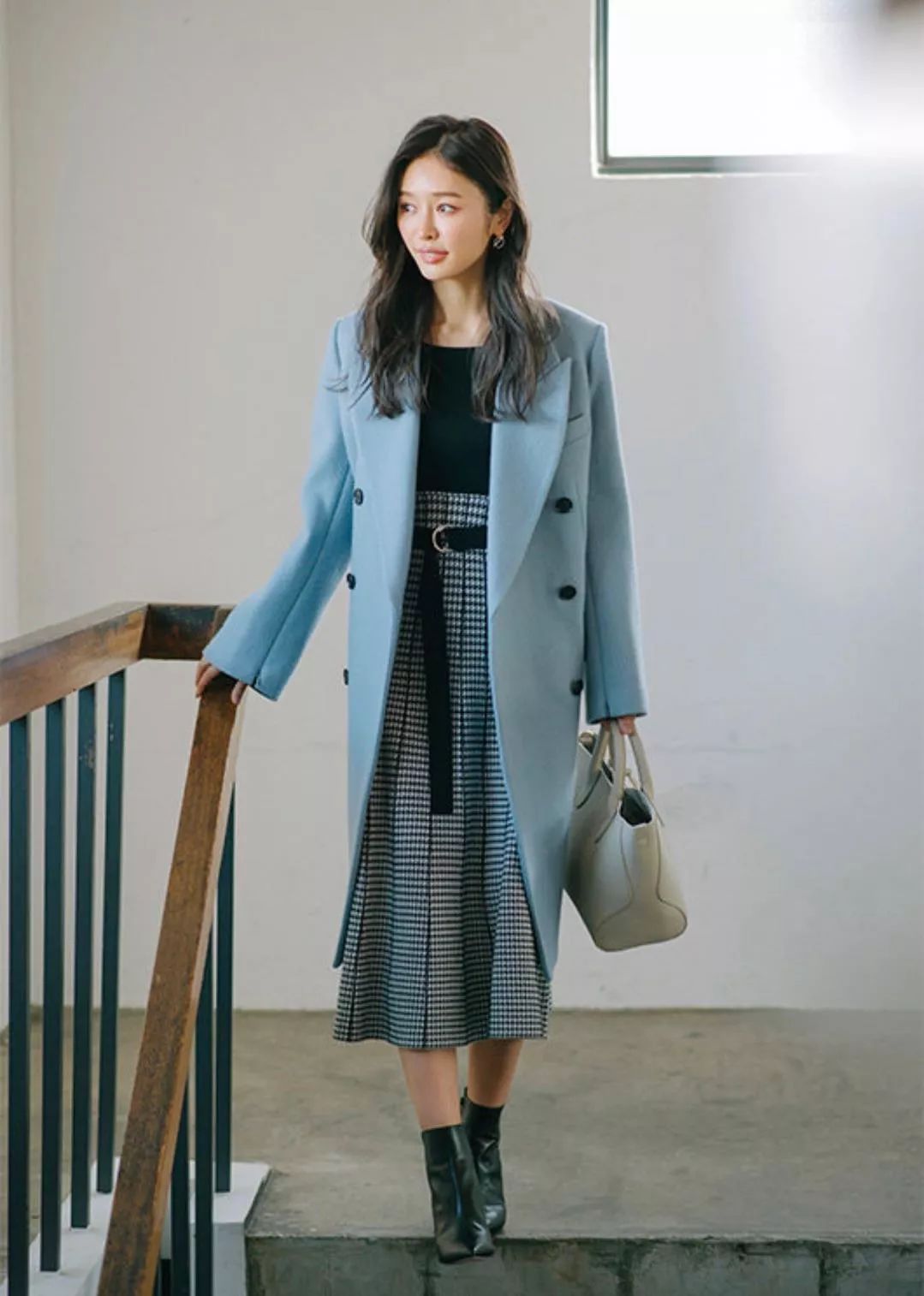 日常穿搭不可少具有质感腰带点缀,时髦精致女士两面穿时尚腰带