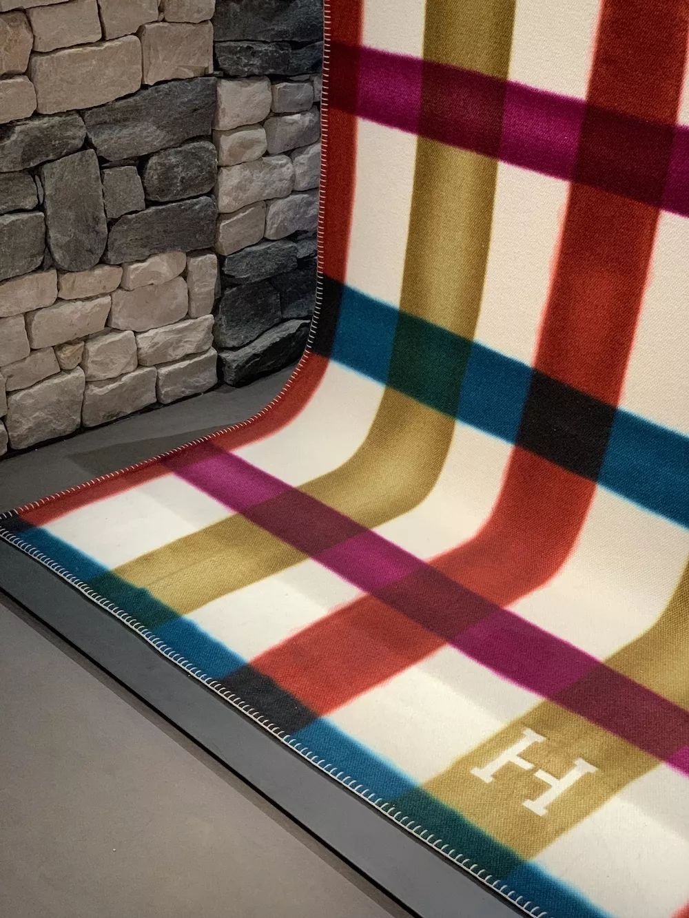 30万的屏风，86万的桌子，当Gucci、爱马仕、LV卖起了家居