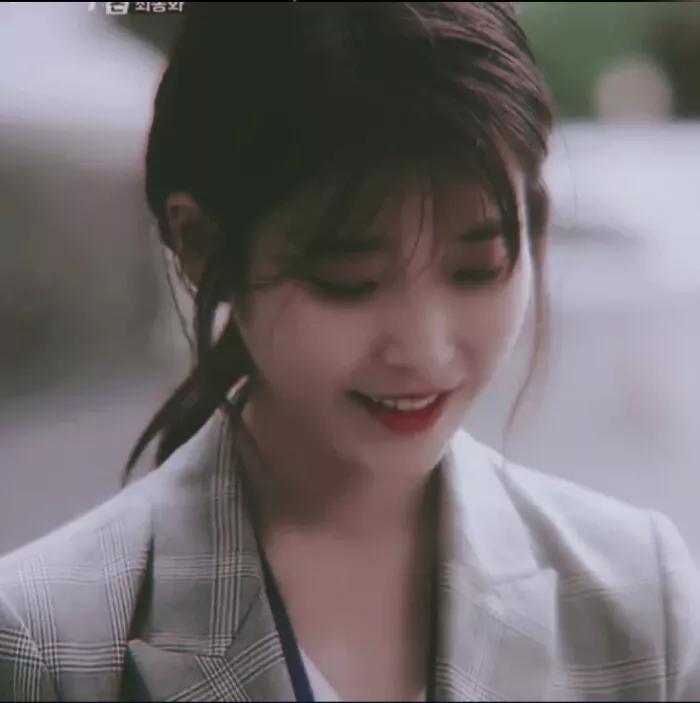 iu空灵电音dj版李知恩,iu李知恩穿蓝色短裤跳舞