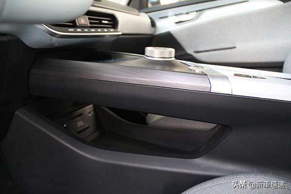 吉利几何a黑顶,吉利几何a黑色车顶加银色车身